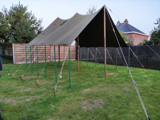 De shelter vanuit een andere hoek gezien.
